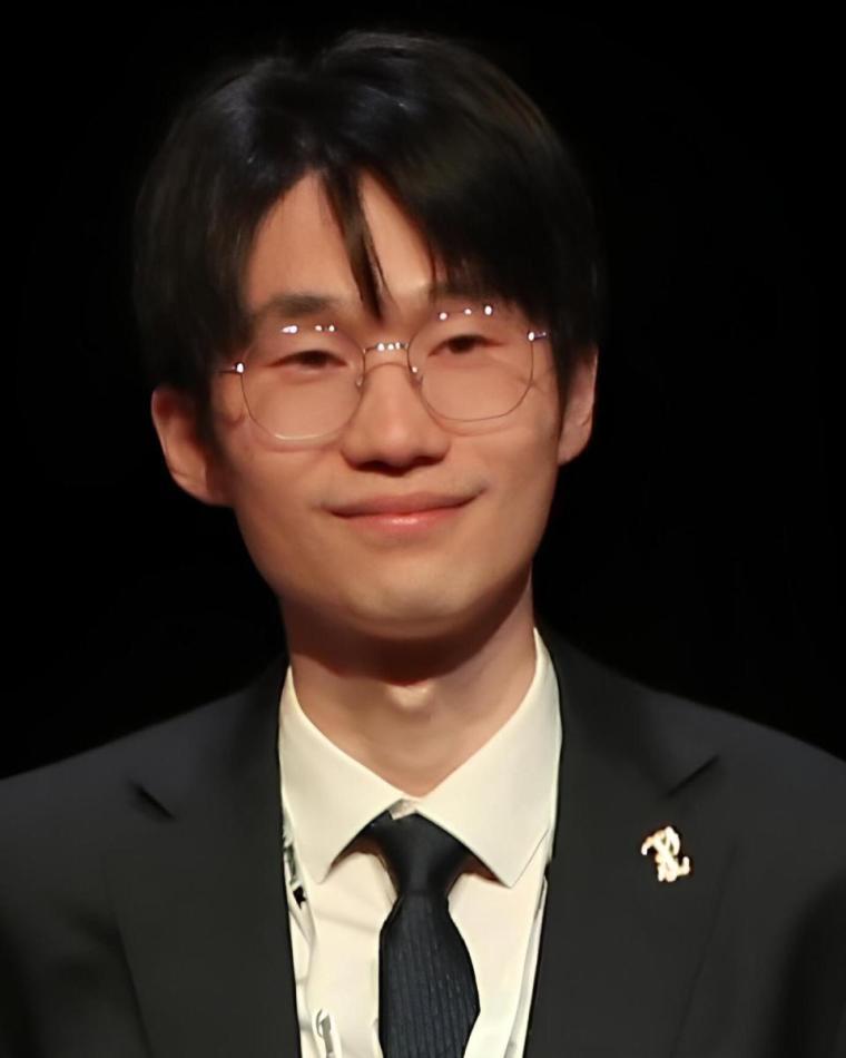Huazhi Dong headshot